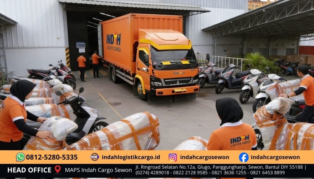 Proses pengiriman motor oleh Indah Cargo Sewon dan Indah Cargo Sumberagung Jetis Bantul dengan packing aman dan loading profesional untuk pengiriman seluruh Indonesia.
