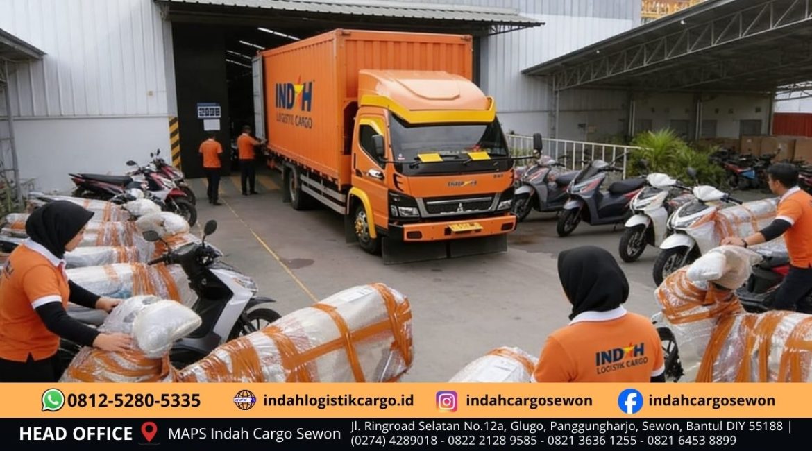 Proses pengiriman motor oleh Indah Cargo Sewon dan Indah Cargo Sumberagung Jetis Bantul dengan packing aman dan loading profesional untuk pengiriman seluruh Indonesia.