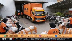 Proses pengiriman motor oleh Indah Cargo Sewon dan Indah Cargo Sumberagung Jetis Bantul dengan packing aman dan loading profesional untuk pengiriman seluruh Indonesia.